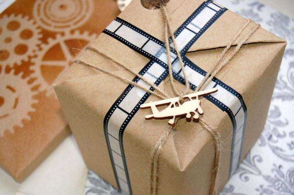 Упаковка подарка в крафт бумагу