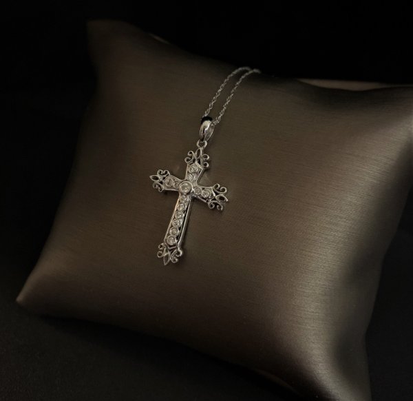 Женский крестик с бриллиантами