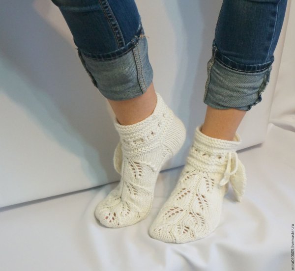 Белые вязаные ажурные носки