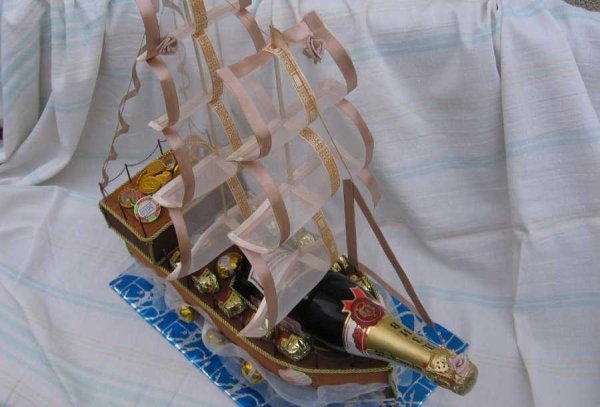 Корабль с конфетами и бутылкой