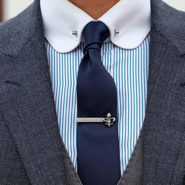 Зажим для галстука на мужчине