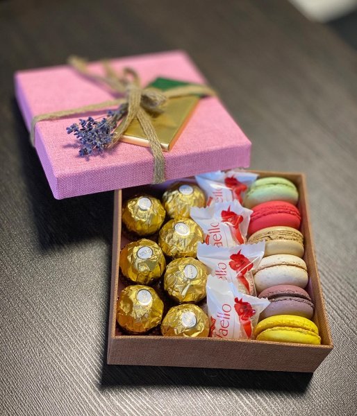 Подарки сладкие в коробке женщине