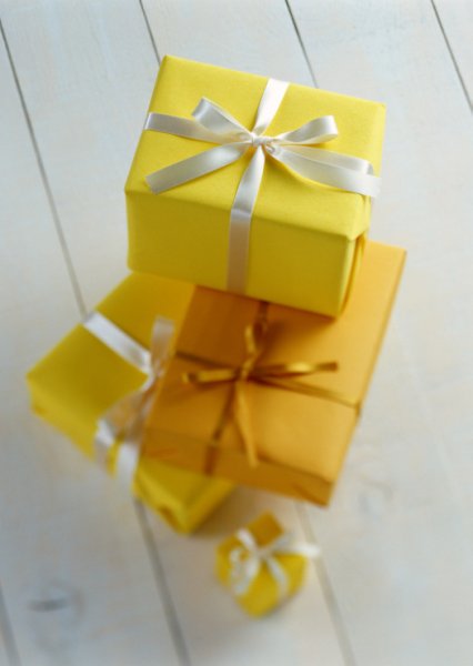 Подарок желтый