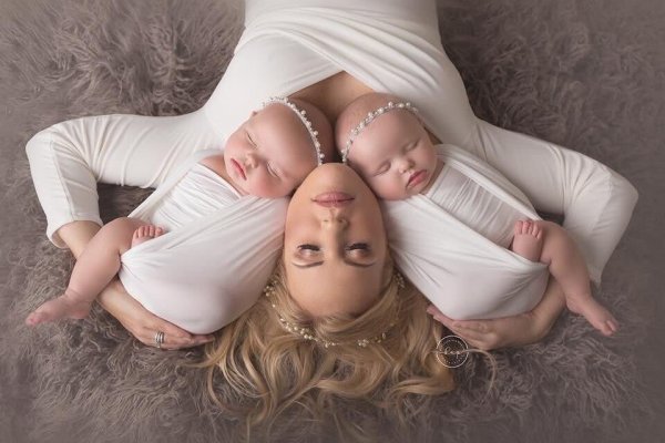 Фотосессия мамы с двойняшками