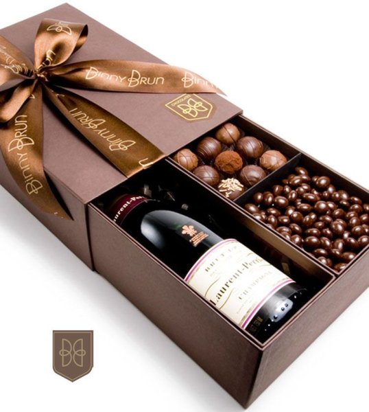 Подарочный набор с вином и конфетами
