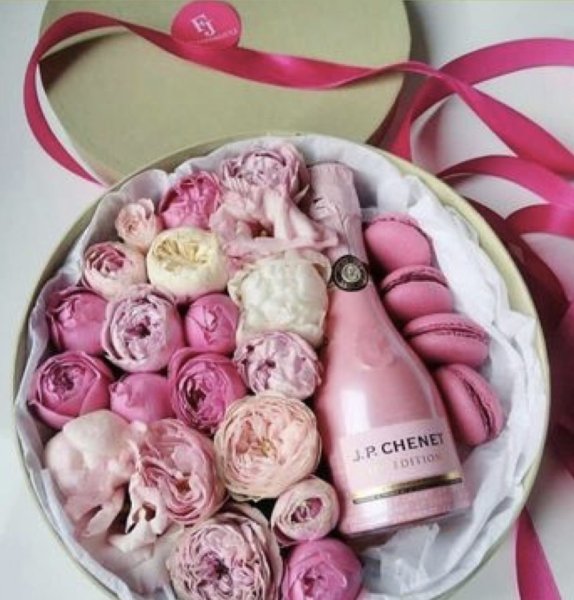 Подарочная коробка с цветами и конфетами