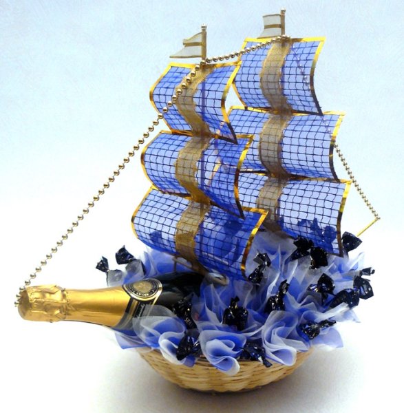 Подарок из конфет для моряков
