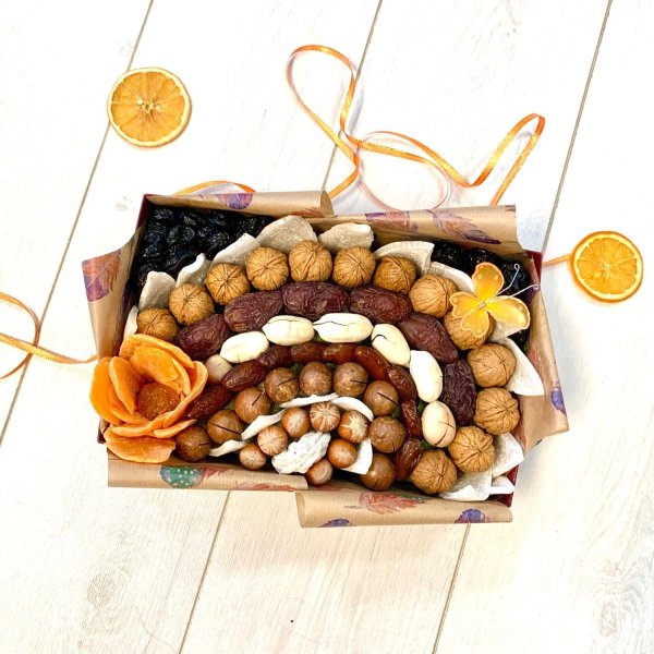 Подарок из орешков и сухофруктов