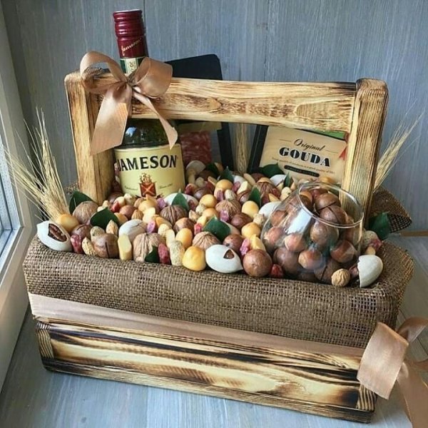 Подарок мужской в ящике с орешками