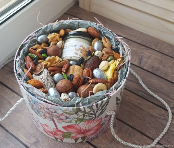 Подарок из орешков в коробке