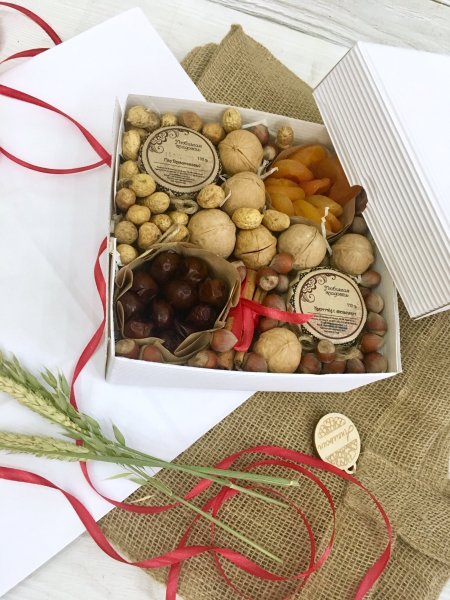 Орехи в подарочной коробке