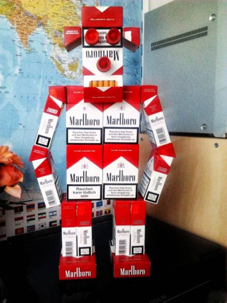 Робот из пустых пачек сигарет