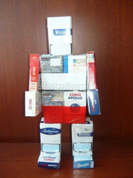 Робот из пачек сигарет