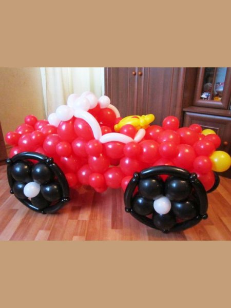Машина из воздушных шаров