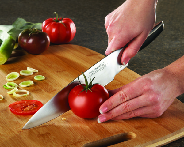 Нож режет овощи