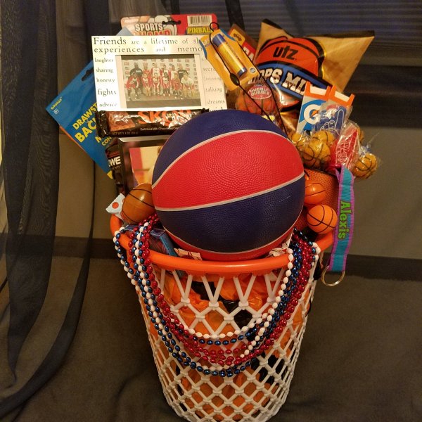 Баскетбольный мяч с подарком