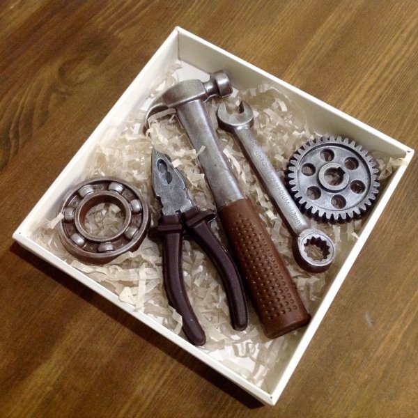 Подарочный набор инструментов из шоколада