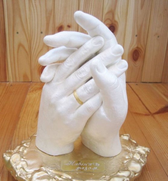 Скульптура рук из гипса