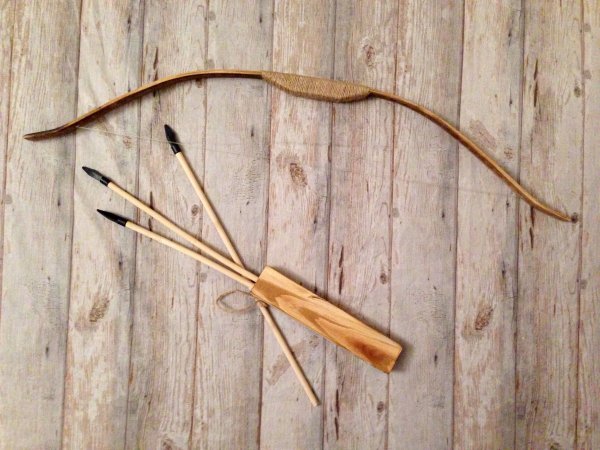 Деревянный лук со стрелами