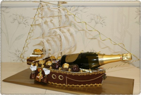 Свадебный корабль с шампанским