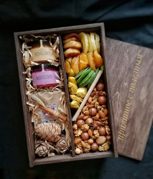 Подарочный ящик с орехами