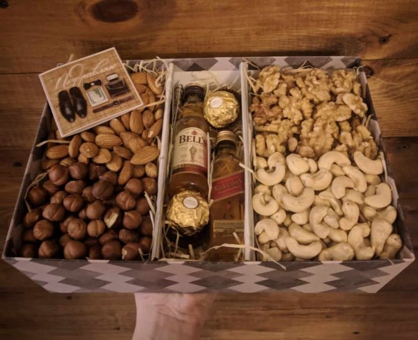 Мужская коробочка с орехами