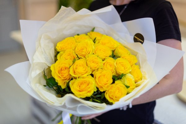 Желтые розы в упаковке