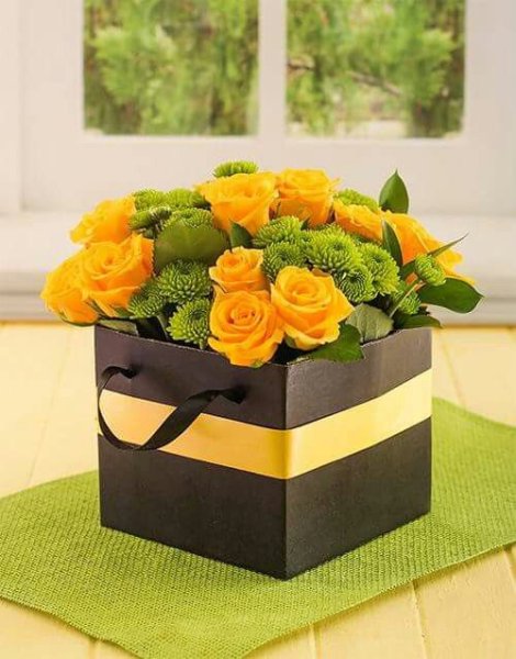Букет желтых роз в коробке