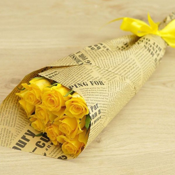 Желтые розы в крафтовой бумаге
