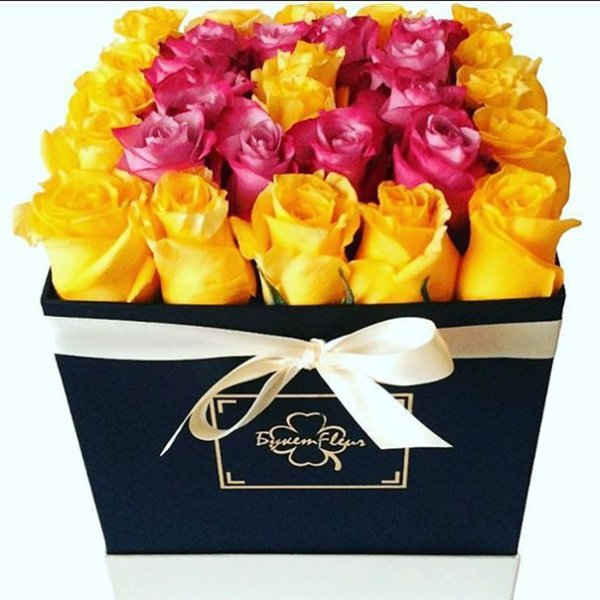 Желтые цветы в коробке