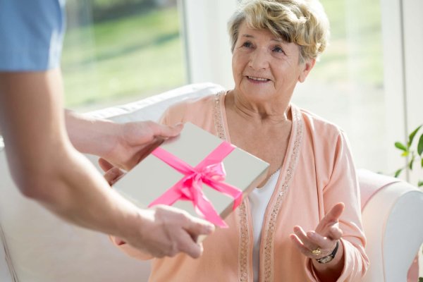 Подарок для пенсионера женщины