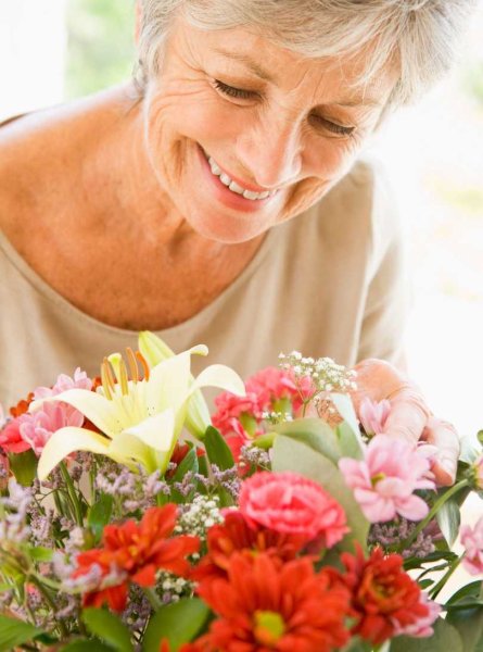 Бабушка с цветами