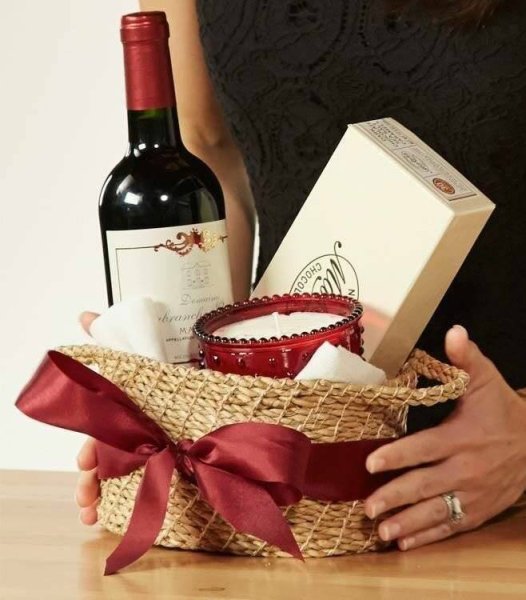 Подарочная корзина с вином