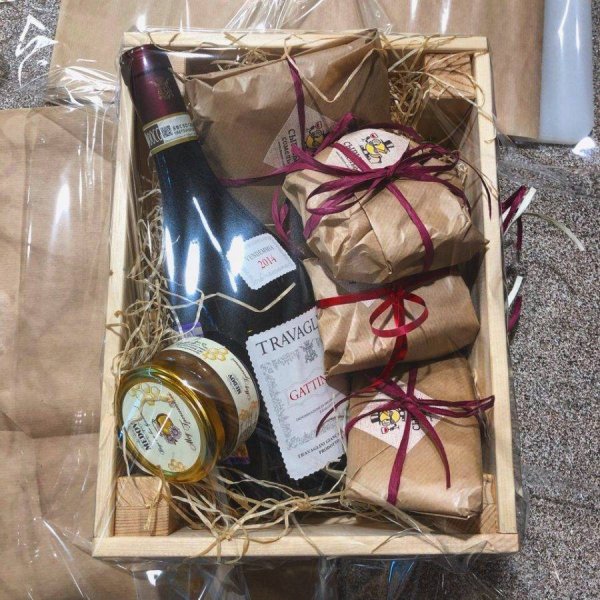 Коробка с вином и сыром в подарок