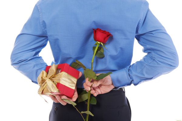 Мужчина дарит букет цветов