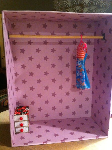 Шкафчик из картона для кукол