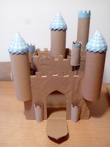 Замок из картона