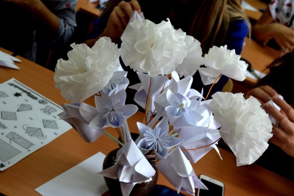 Объемные цветы из белой бумаги