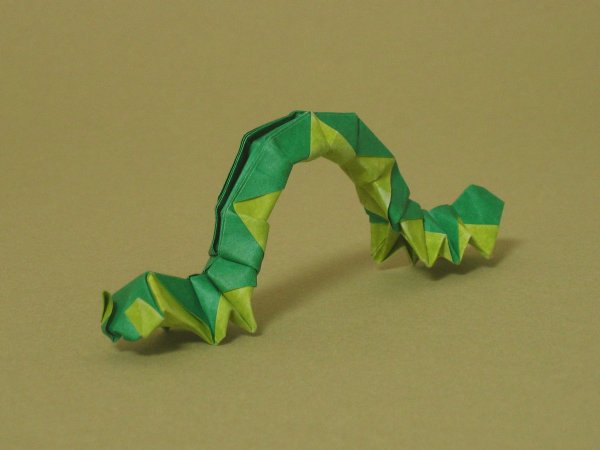 Оригами гусеница из бумаги для детей