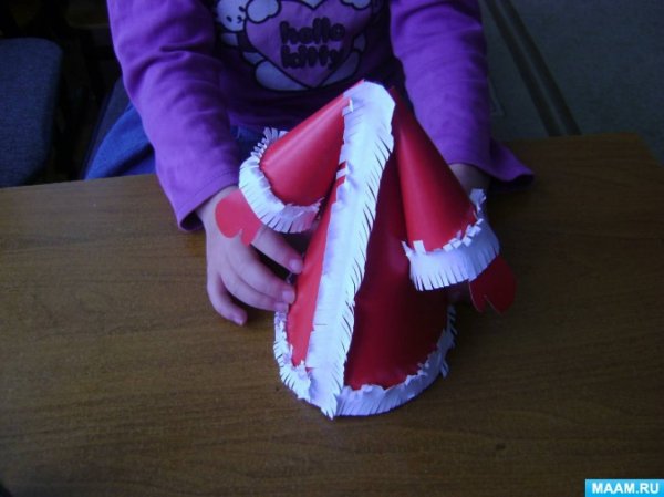 Дед Мороз из гофрированной бумаги