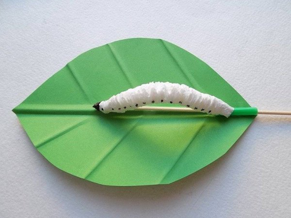 Поделка гусеница на листочке