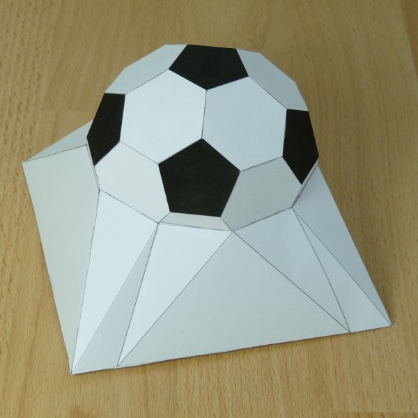 Футбольный мяч из бумаги