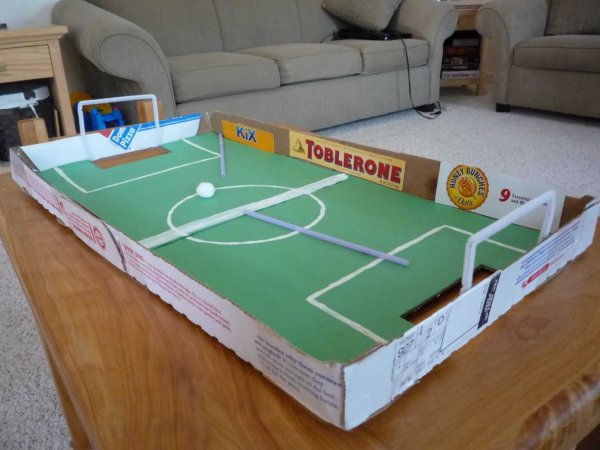 Поле для футбола из коробки пиццы