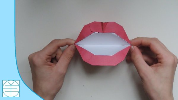 Объемные губы из бумаги