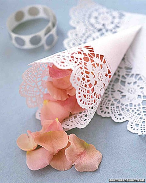 Цветы из ажурных бумажных салфеток