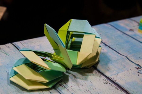 Оригами из бумаги с клеем и ножницами