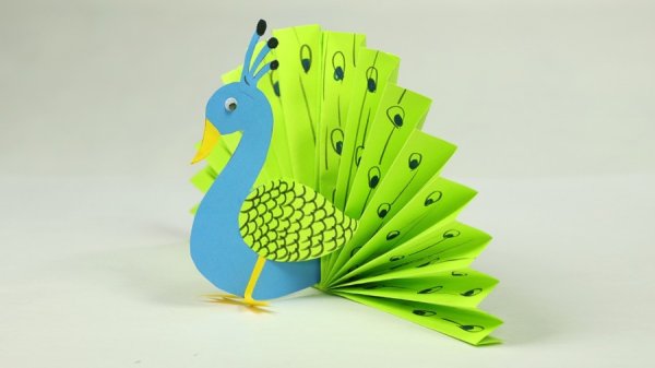 Птица из цветной бумаги