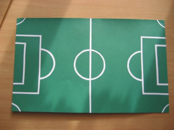 Футбольное поле из картона