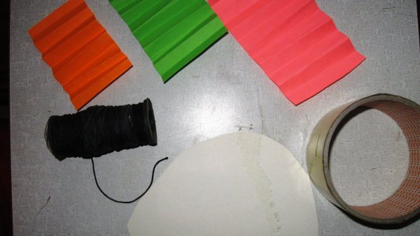 Поделки из цветной бумаги и двухстороннего скотча