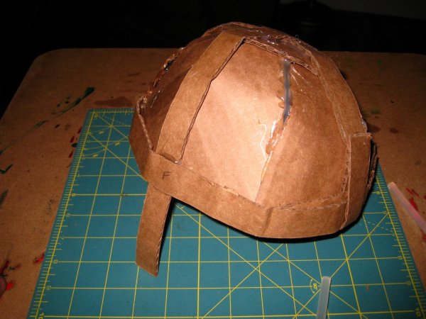 Шлем из гофрокартона